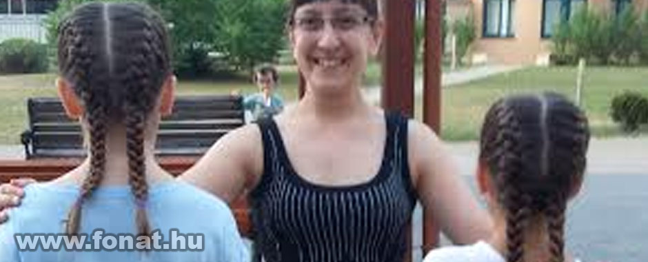 hajfonás, divatos haj, fodrászat hajdekoráció, hajvágás, divatos hajak, stílusos hajformázás, hullámos haj